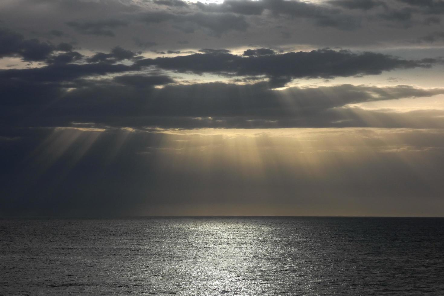 nubes dispersas en el cielo que indican un cambio en el clima. foto