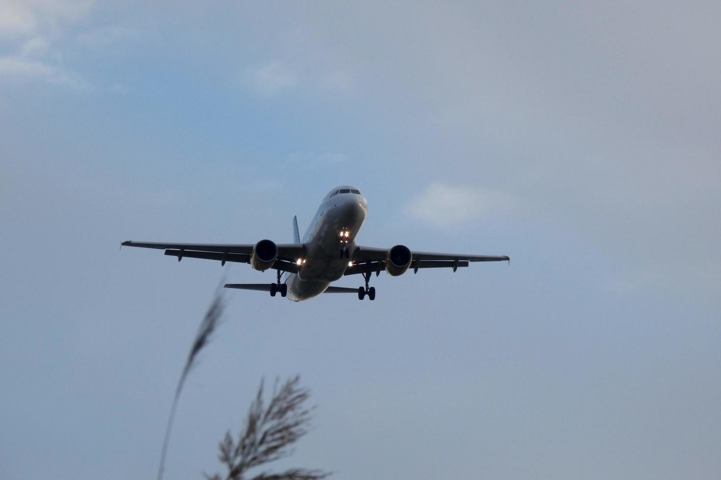 avión que despega o aterriza en un aeropuerto foto