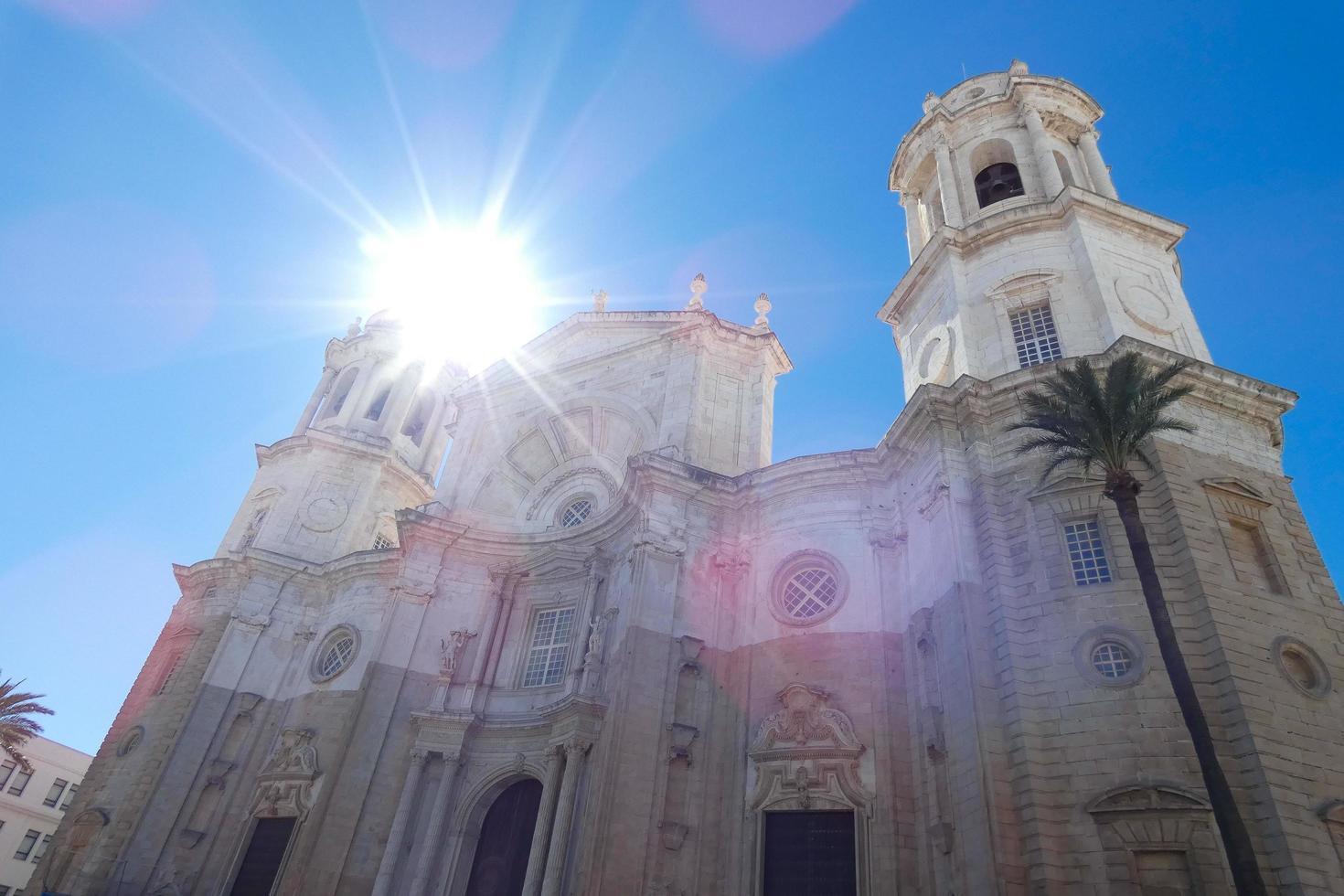 el centro urbano e histórico de cádiz, calles estrechas, monumentos e iglesias. foto