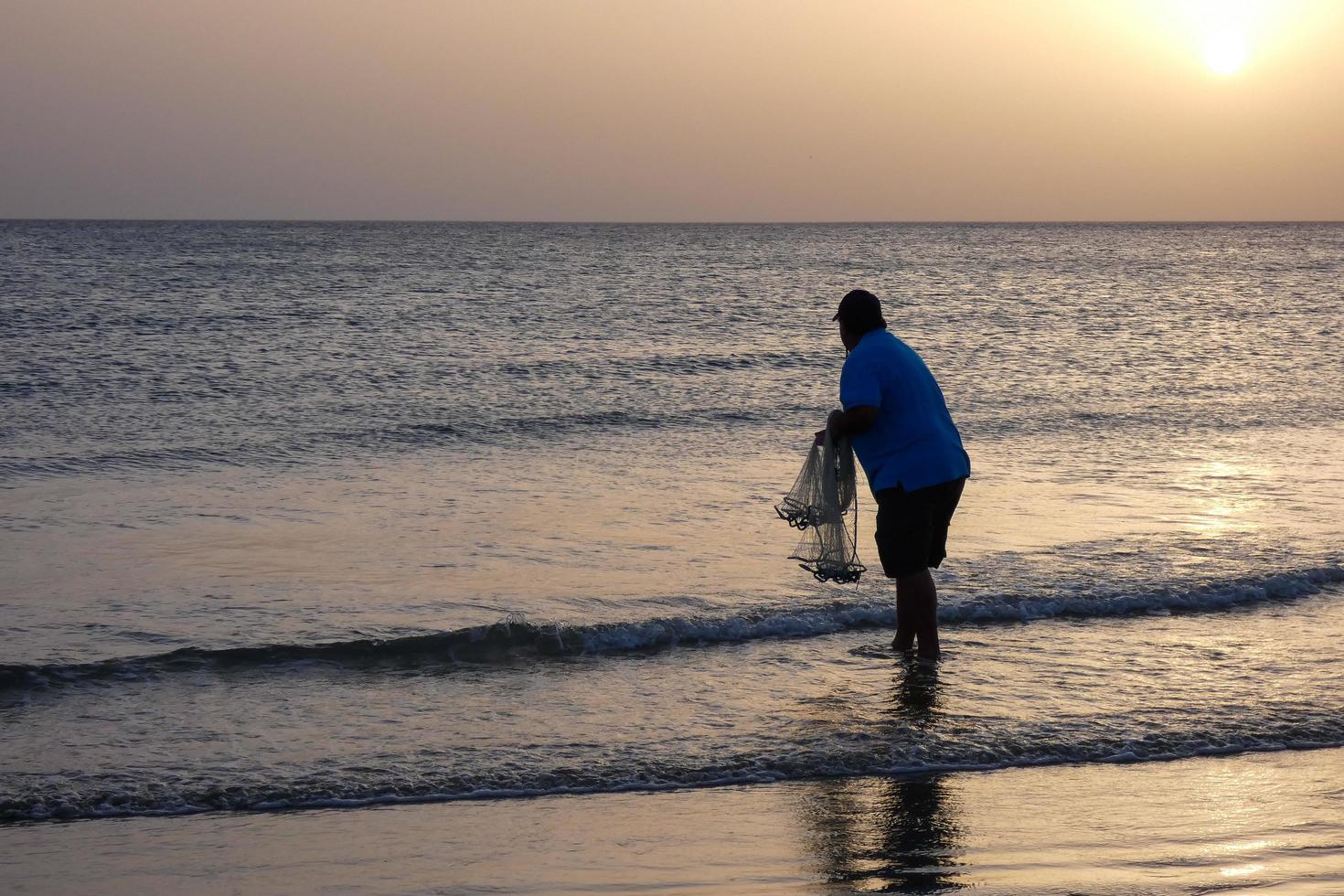 pesca en la orilla de la playa, pesca tradicional como afición foto