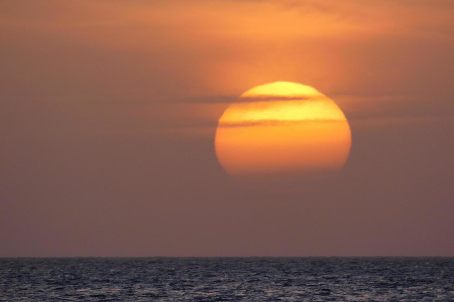 sol el sol, al atardecer al final del día, esencial para la vida del planeta foto