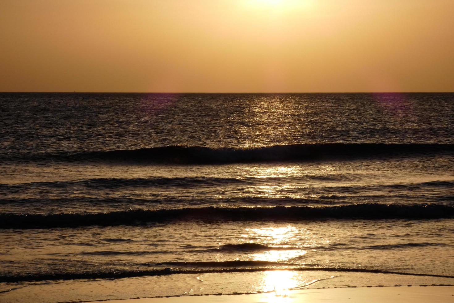 puesta de sol sobre el mar, puesta de sol en otoño en la playa de zahara de los atunes, cádiz, andalucia, españa foto