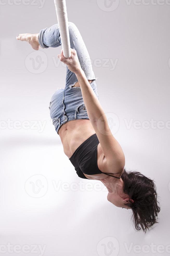 una gimnasta de aro aéreo femenino que realiza ejercicios en un aro aéreo foto