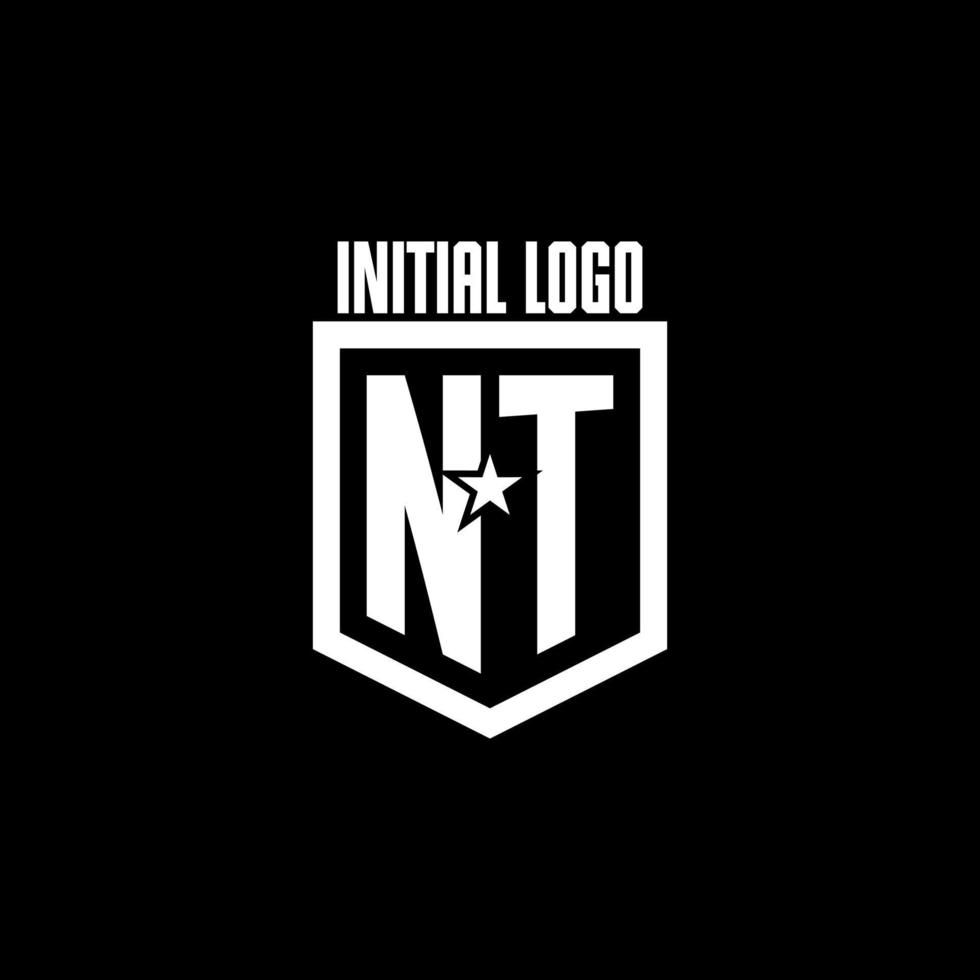 logotipo de juego inicial nt con diseño de escudo y estrella vector