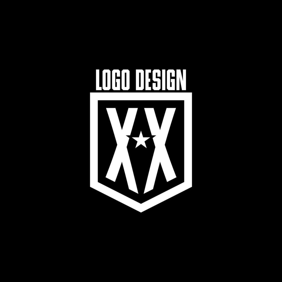 logotipo de juego inicial xx con diseño de escudo y estrella vector