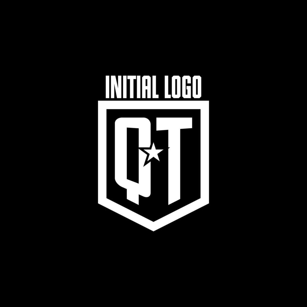 logotipo de juego inicial qt con diseño de escudo y estrella vector