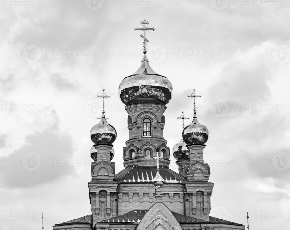 Cruz de la iglesia cristiana en alta torre campanario para la oración foto