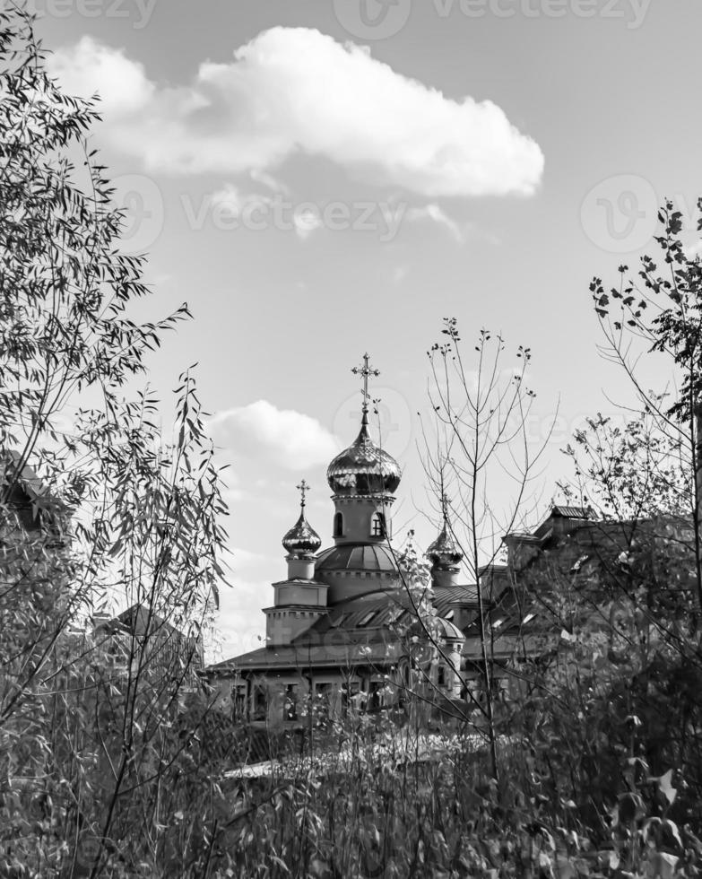 Cruz de la iglesia cristiana en alta torre campanario para la oración foto