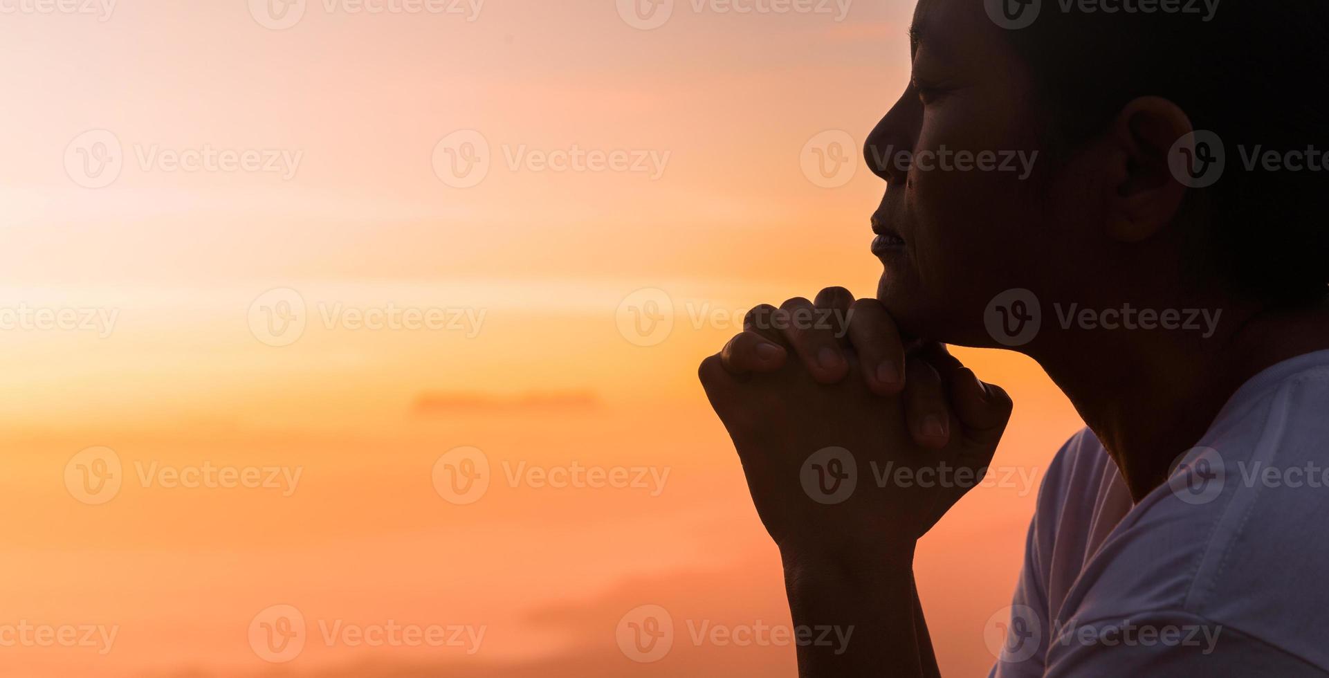 silueta de mujer mano rezando espiritualidad y religión, adoración femenina a dios. concepto de religión cristiana. las personas religiosas son humildes ante dios. los cristianos tienen esperanza fe y fe en dios. foto