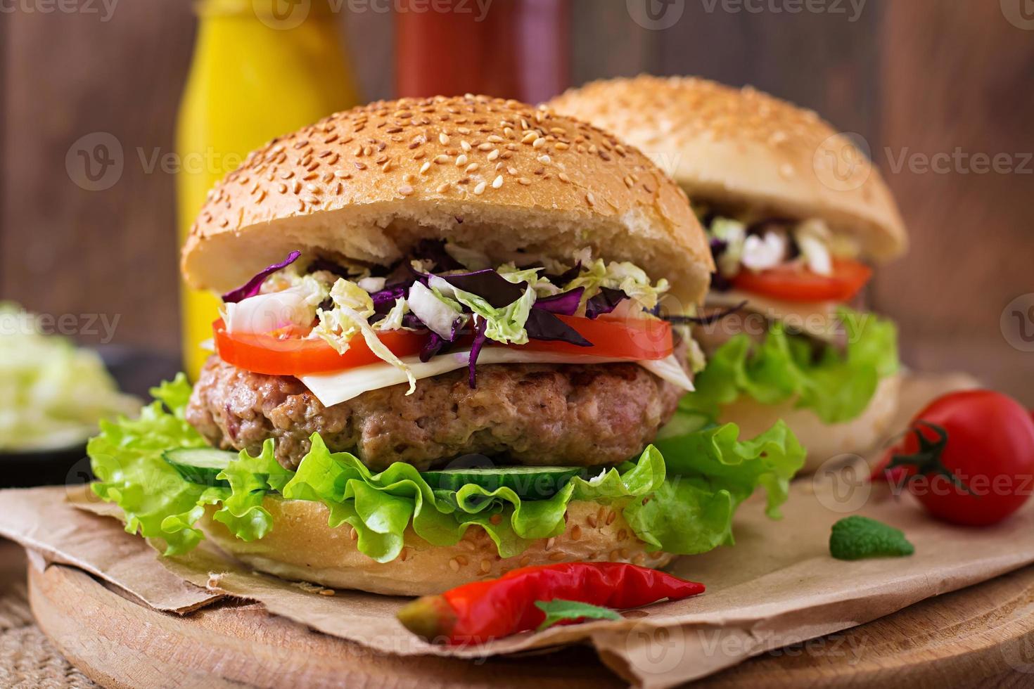 hamburguesa sándwich con jugosas hamburguesas, queso y mezcla de repollo foto