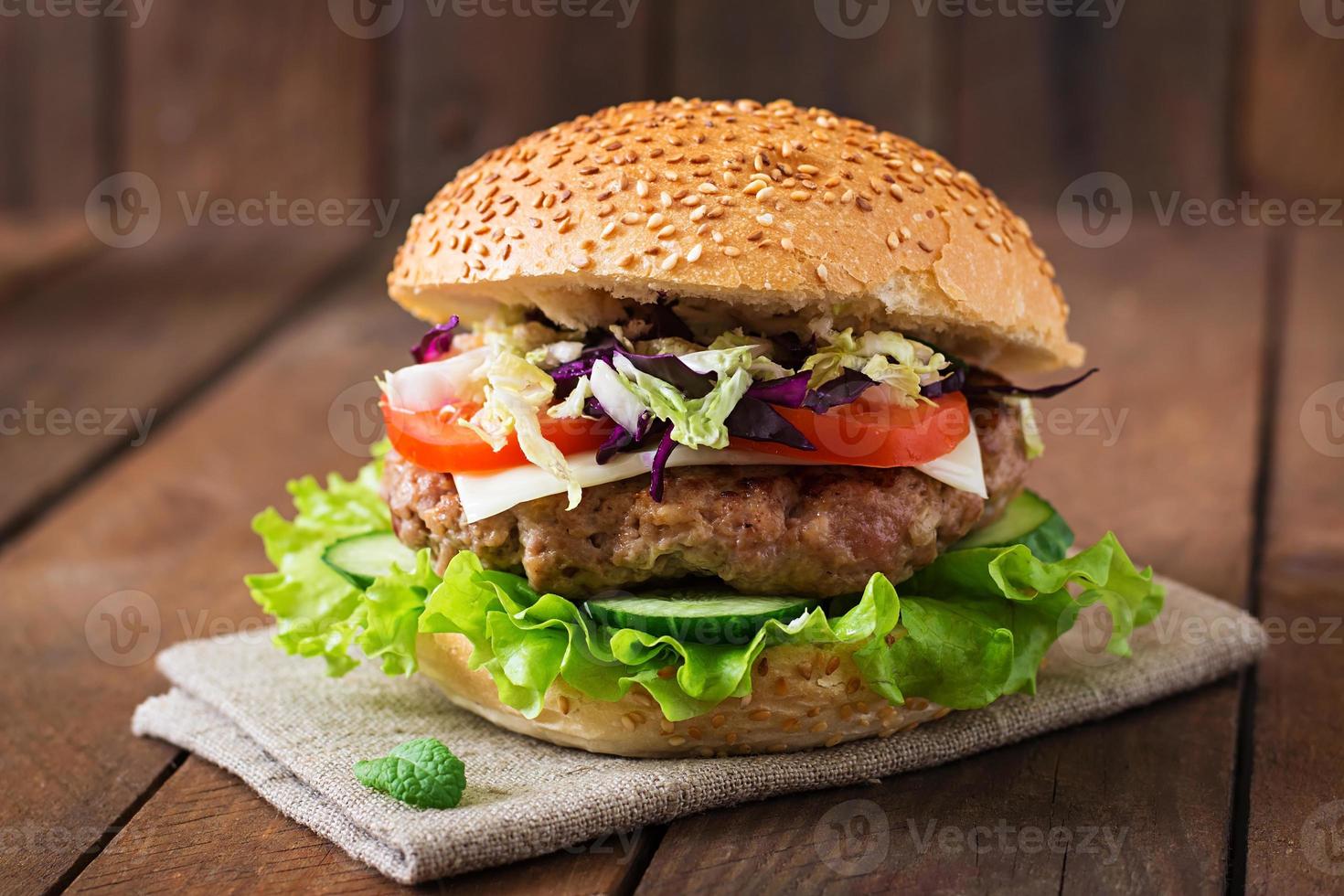 hamburguesa sándwich con jugosas hamburguesas, queso y mezcla de repollo foto