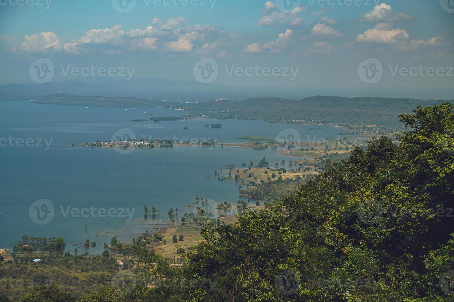 hin chang si punto de vista que puede ver el paisaje de la represa ubolratana debajo del cielo, montañas y lagos. foto