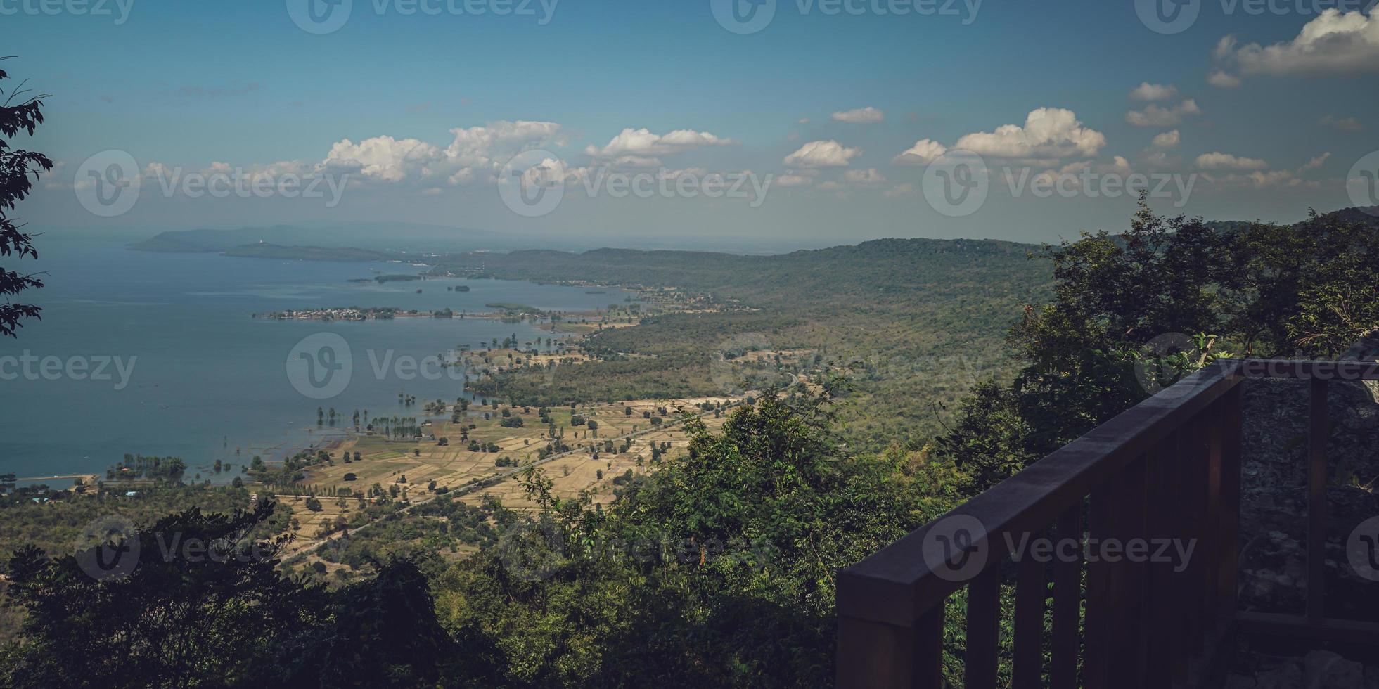 hin chang si punto de vista que puede ver el paisaje de la represa ubolratana debajo del cielo, montañas y lagos. foto
