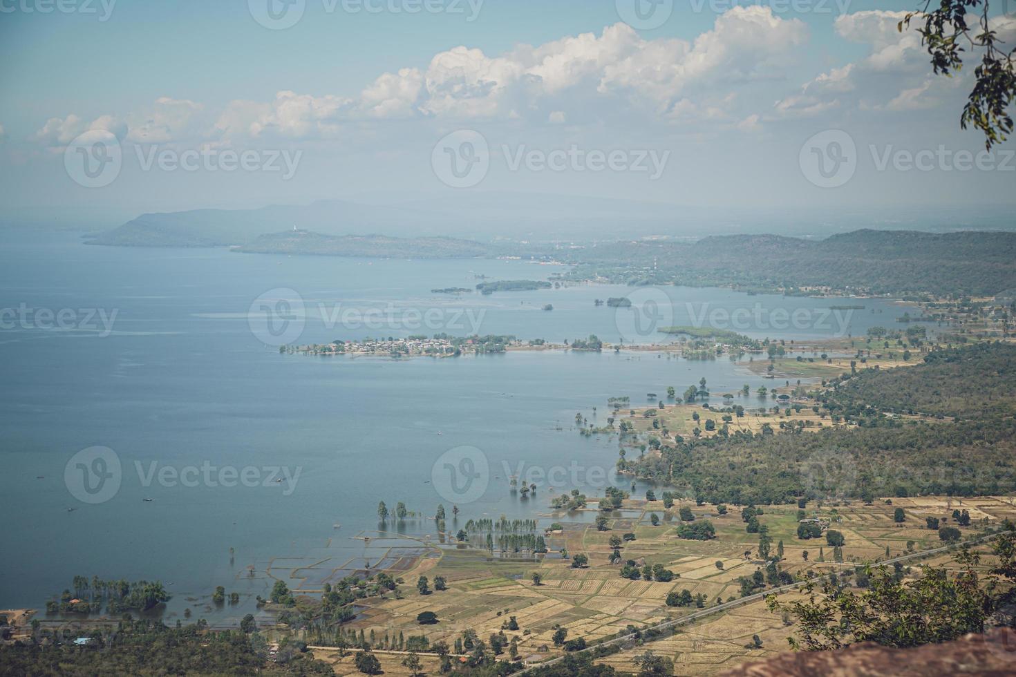 hin chang si punto de vista que puede ver el paisaje de la represa ubolratana debajo del cielo, montañas y lagos. foto