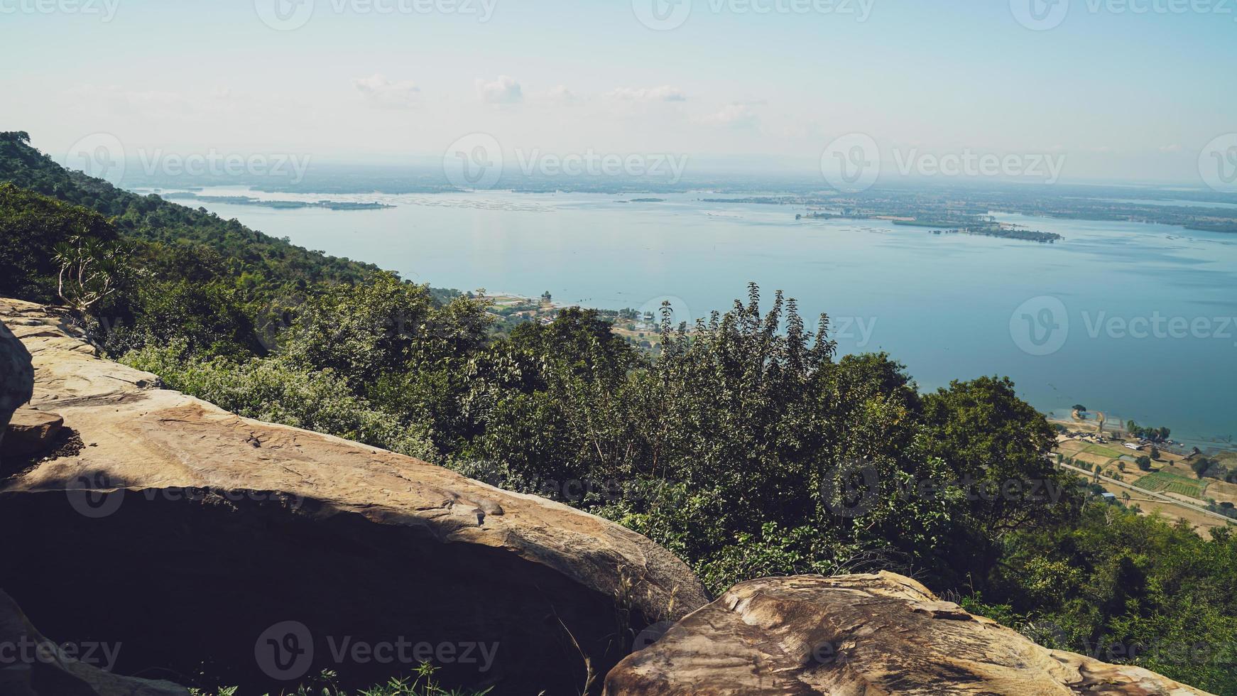 hin chang si punto de vista que puede ver el paisaje de la represa ubolratana debajo del cielo, montañas y lagos. foto