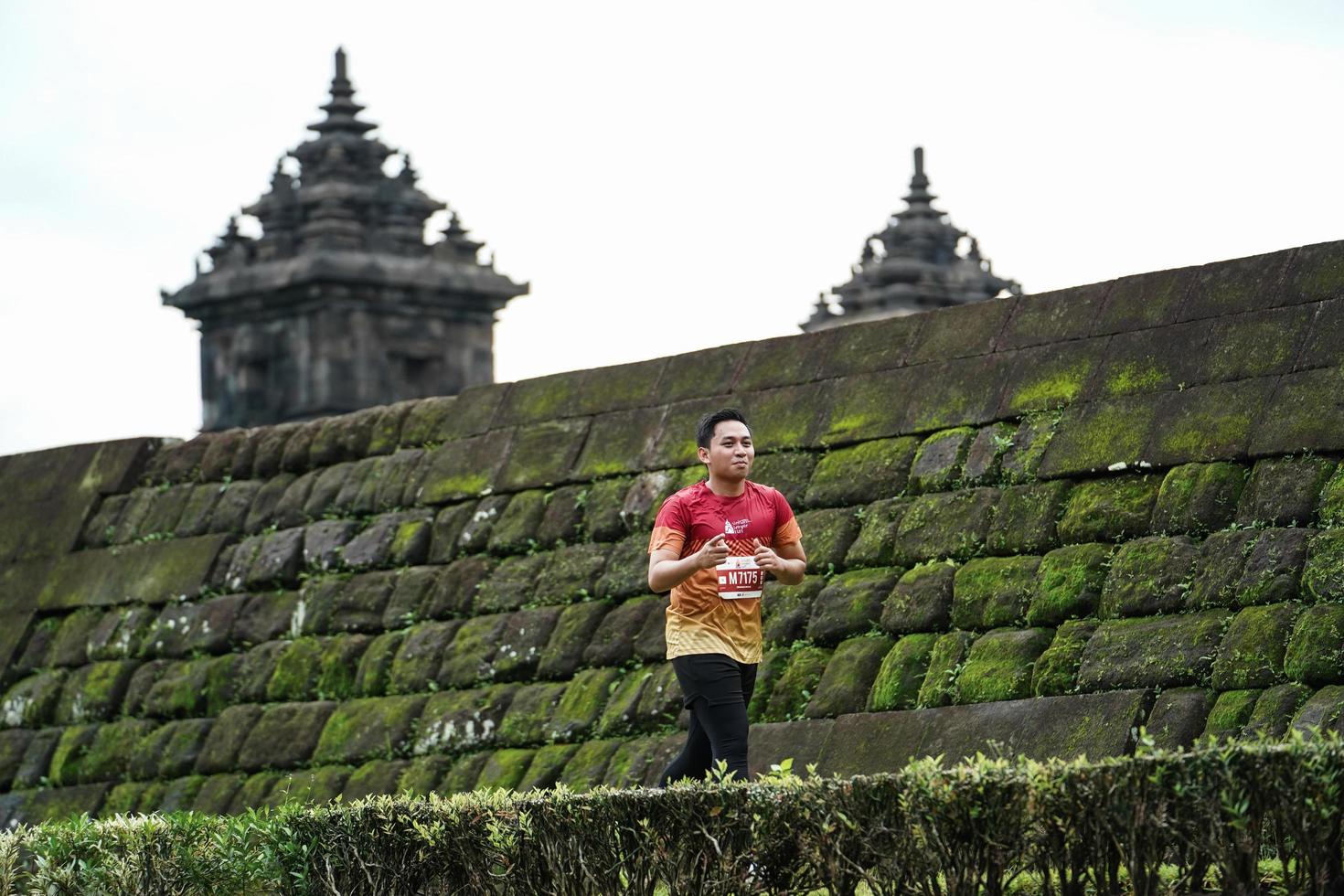 yogyakarta, indonesia - 20 de noviembre de 2022 el contingente de sleman temple run pasó la ruta escénica del templo barong, participaron en un concurso de trail running. foto