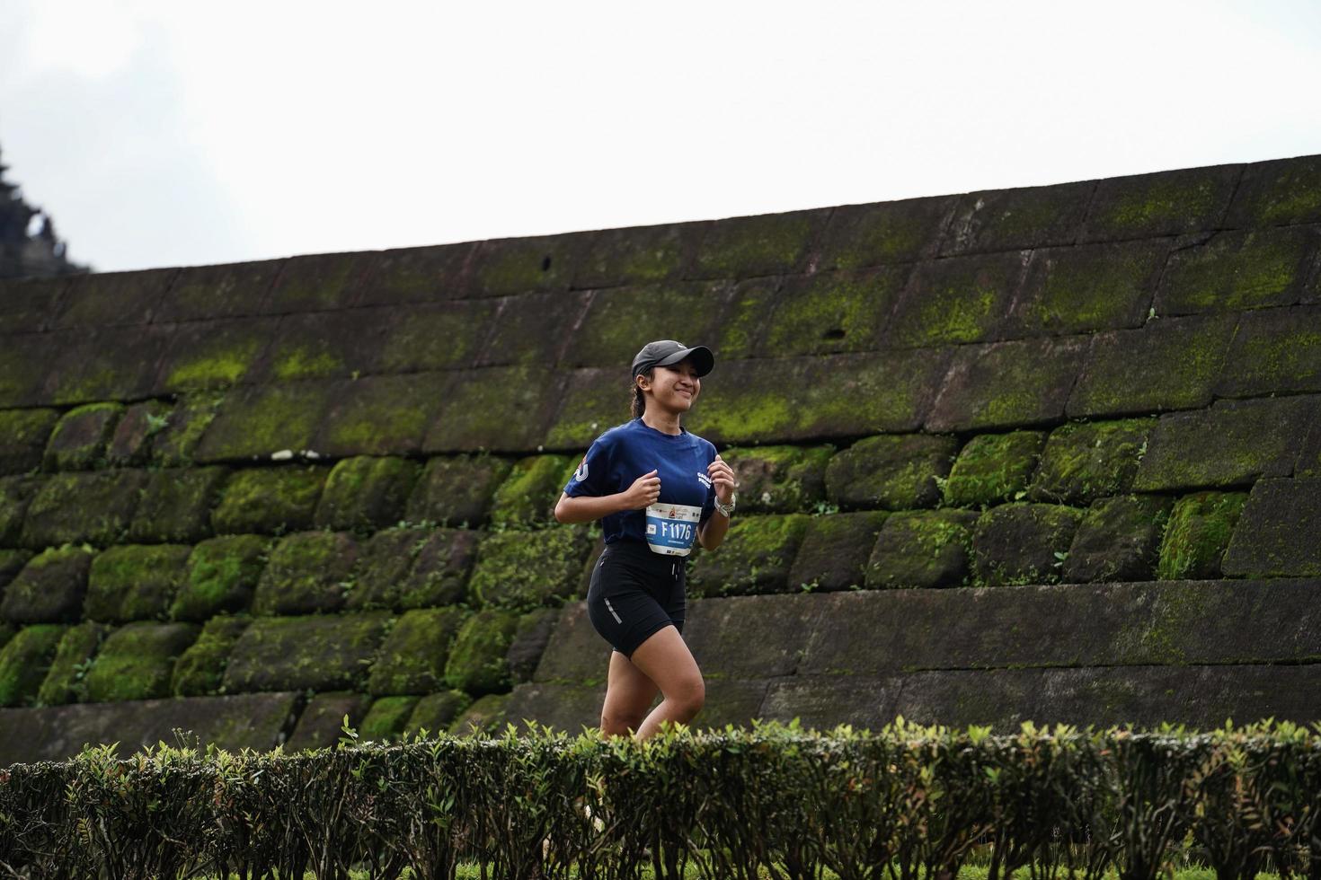 yogyakarta, indonesia - 20 de noviembre de 2022 el contingente de sleman temple run pasó la ruta escénica del templo barong, participaron en un concurso de trail running. foto