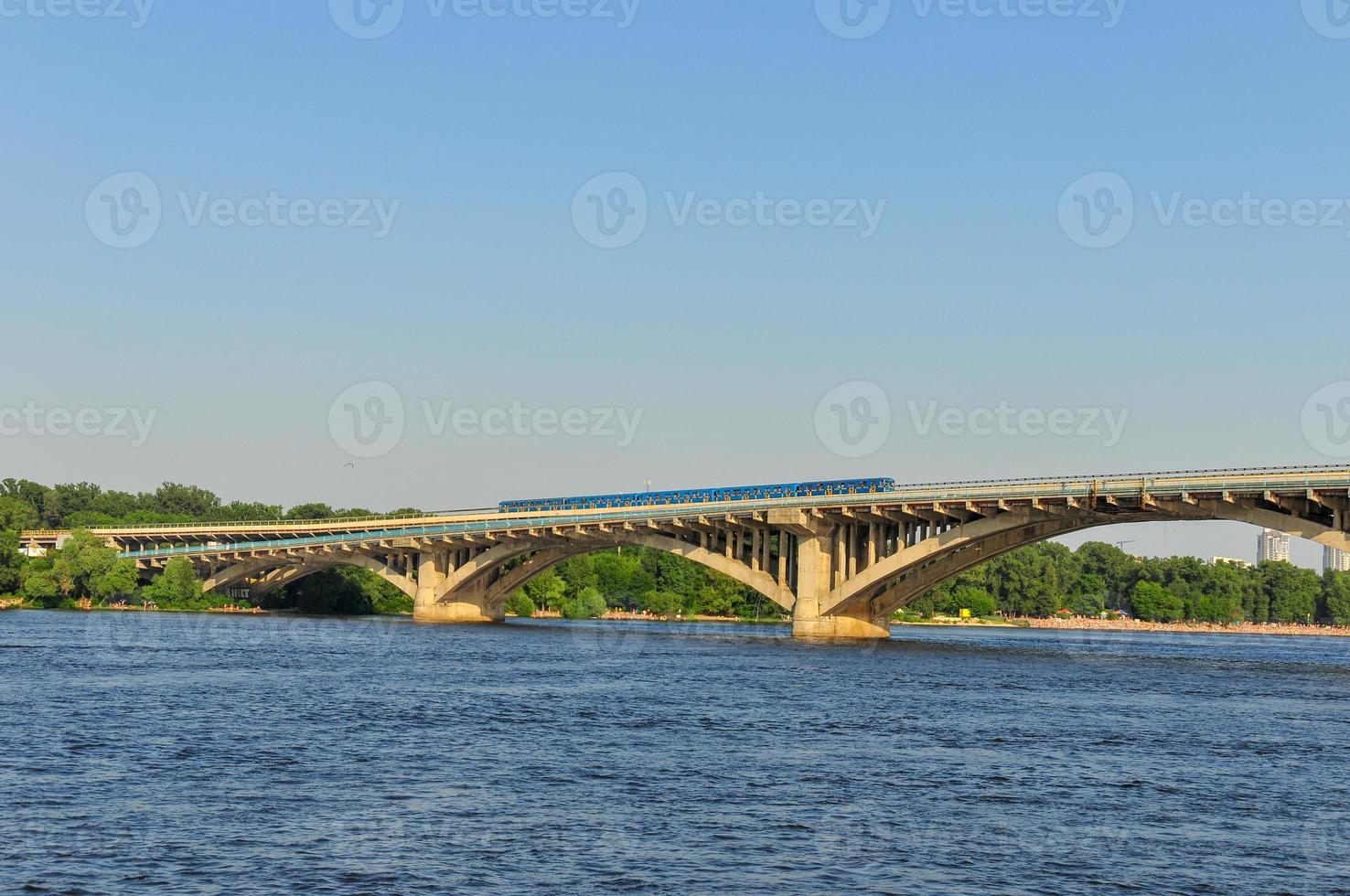 puente del metro - kiev, ucrania foto