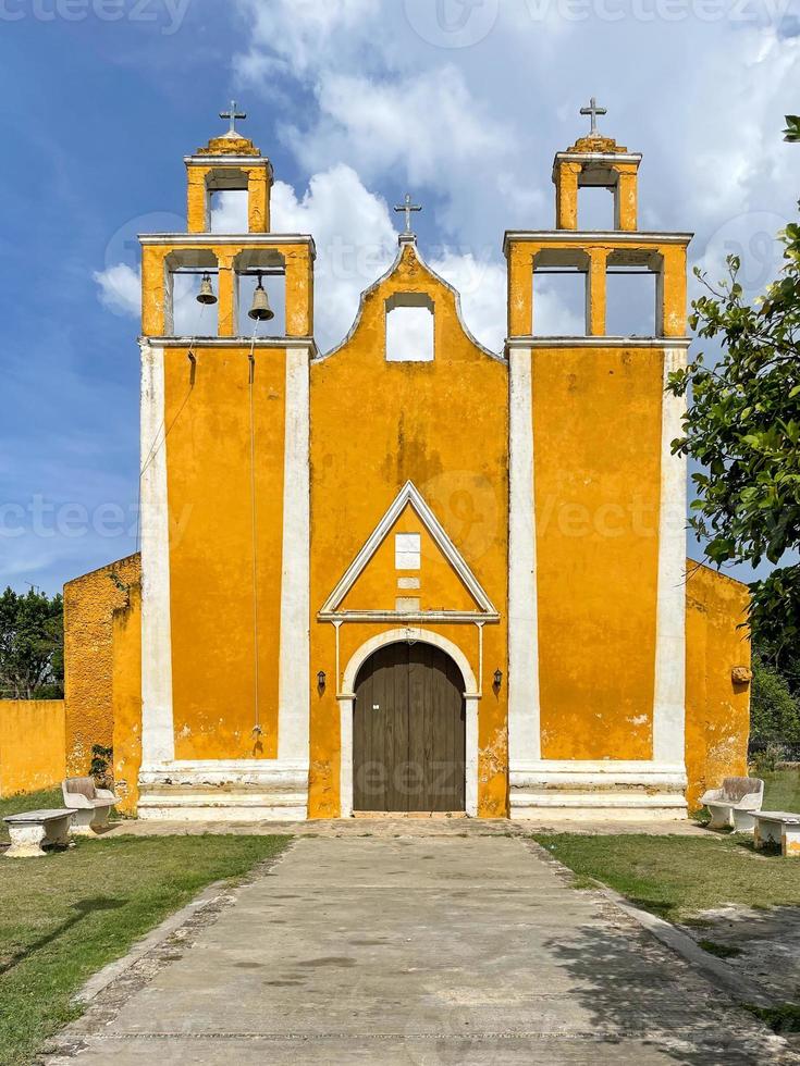 iglesia amarilla en el pequeño pueblo de xanaba, esta iglesia es típica de  las pequeñas iglesias coloridas que se pueden encontrar en yucatán, méxico.  15906048 Foto de stock en Vecteezy