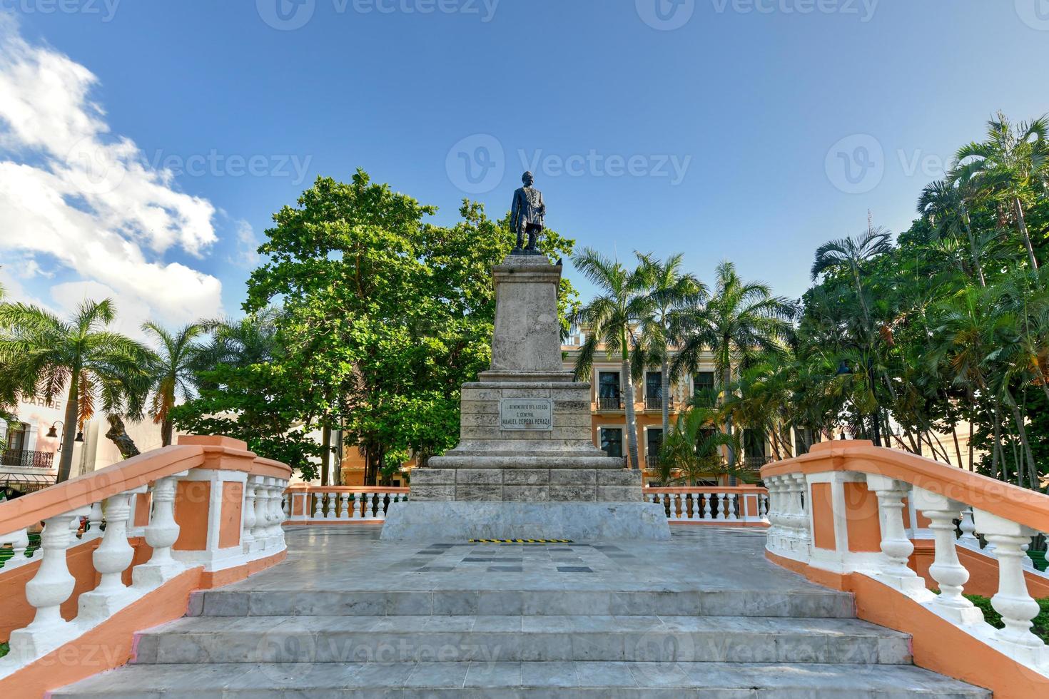 estatua del general manuel cepeda peraza, gobernador de yucatan, colocada en 1896 en el parque hidalgo en merida, estado de yucatan, mexico. foto