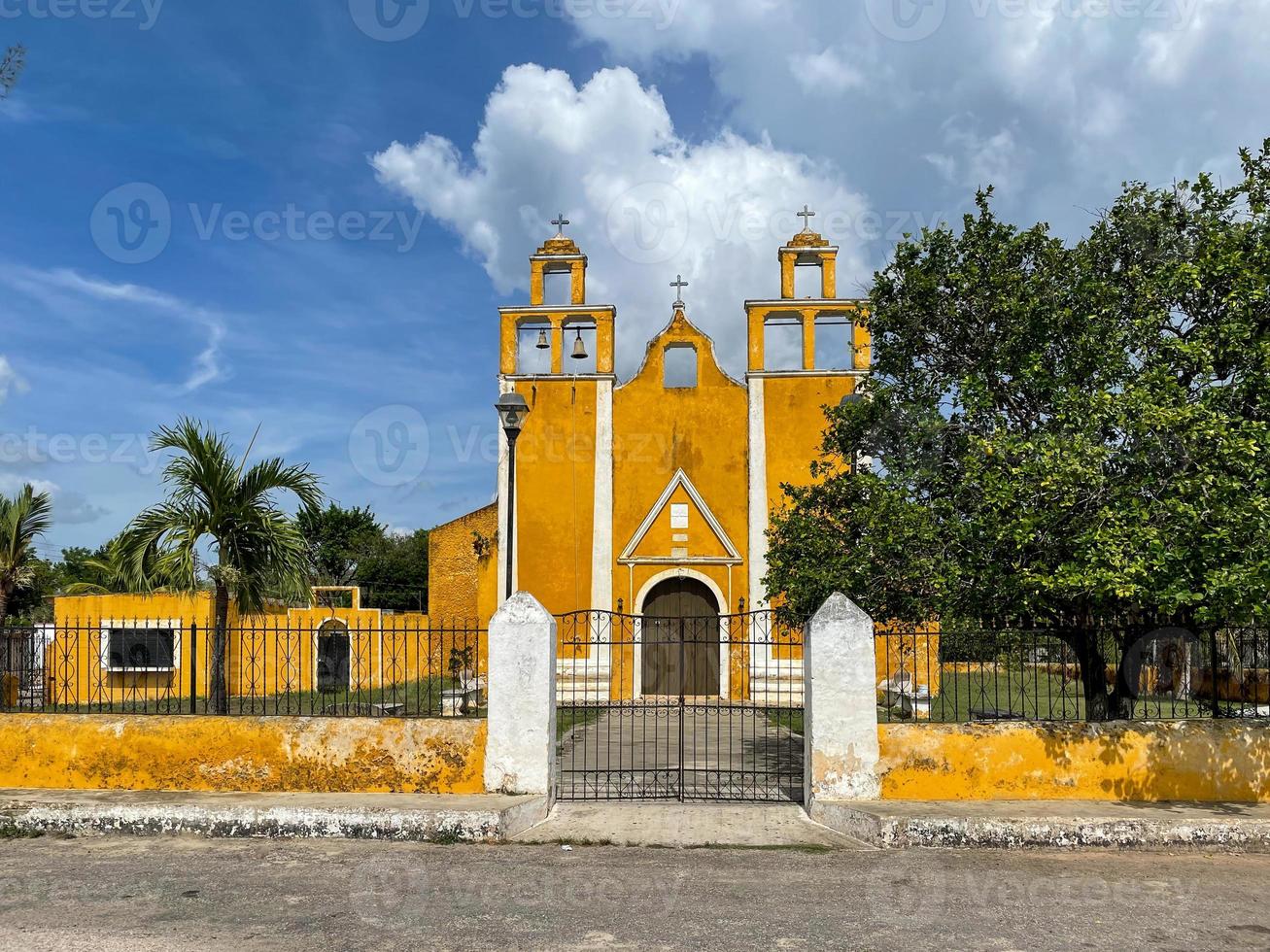 iglesia amarilla en el pequeño pueblo de xanaba, esta iglesia es típica de  las pequeñas iglesias coloridas que se pueden encontrar en yucatán, méxico.  15906060 Foto de stock en Vecteezy