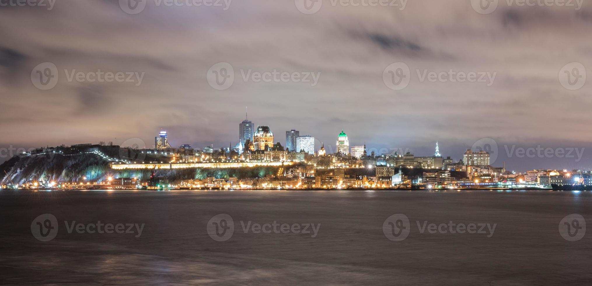 panorama de la ciudad de quebec en la noche foto