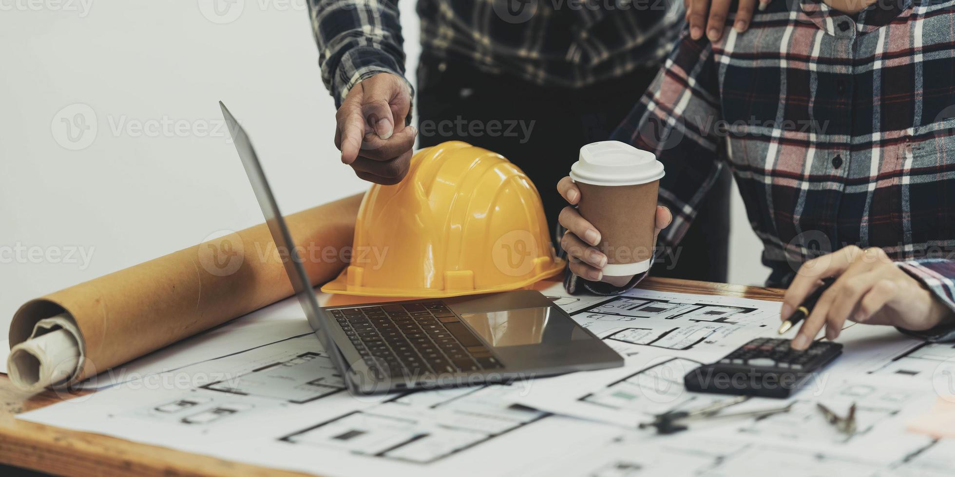 reunión de trabajo en equipo de ingenieros, trabajo de dibujo en la reunión de planos para el trabajo del proyecto con un socio en la construcción de modelos y herramientas de ingeniería en el lugar de trabajo, foto