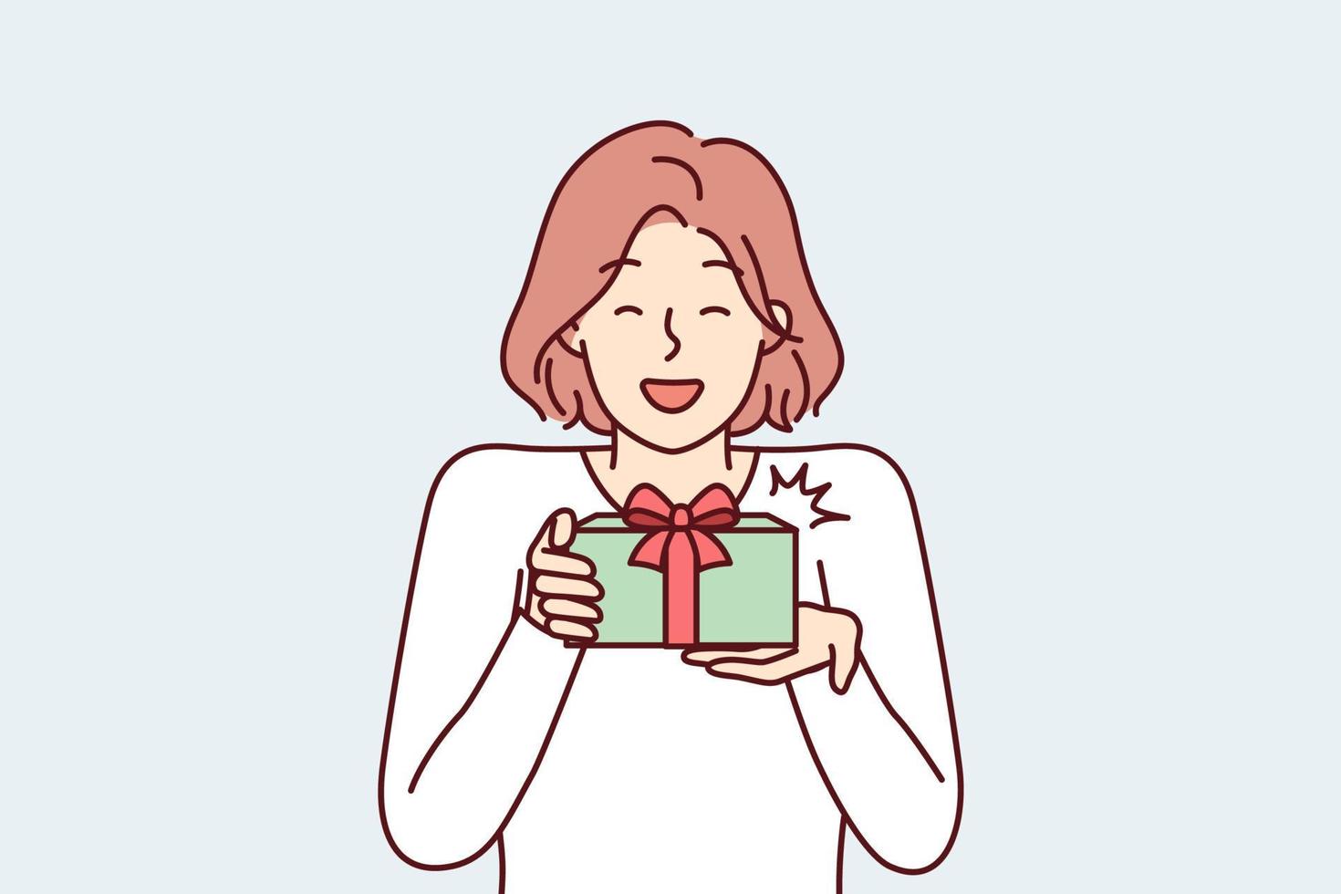 mujer feliz sosteniendo una caja de regalo regocijándose en el cumpleaños o la sorpresa de navidad recibida. una chica sonriente con una camiseta informal sostiene una caja con un lazo para felicitar a un ser querido en las vacaciones. diseño vectorial plano vector