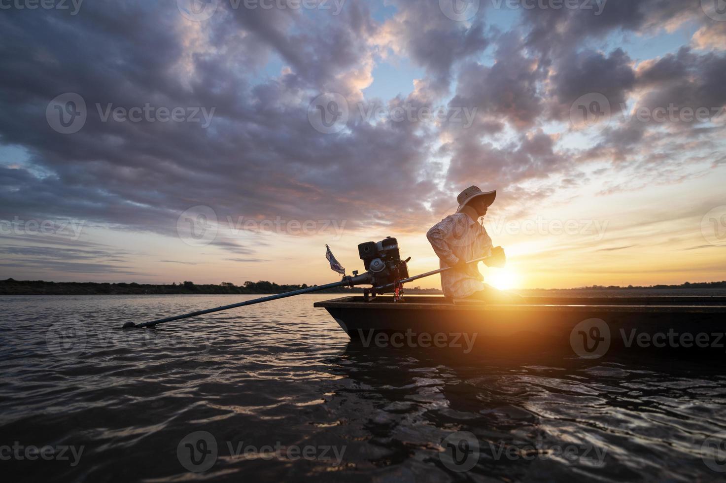 los pescadores en la sombra conducen botes motorizados con redes para pescar en los ríos de tailandia, pesca en asia. foto
