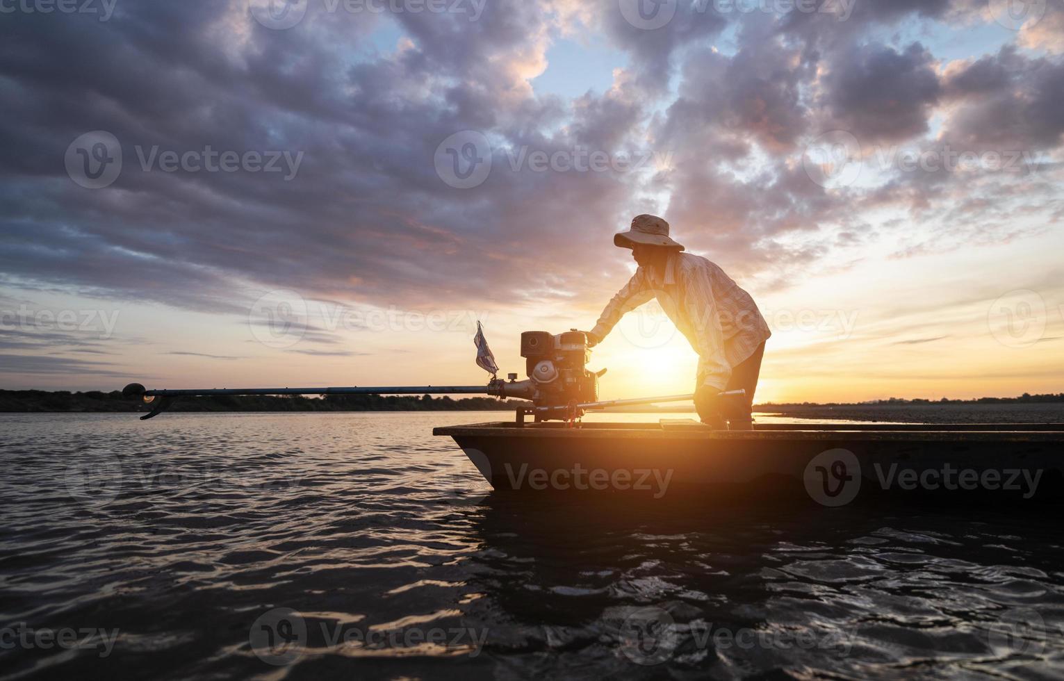 los pescadores en la sombra conducen botes motorizados con redes para pescar en los ríos de tailandia, pesca en asia. foto