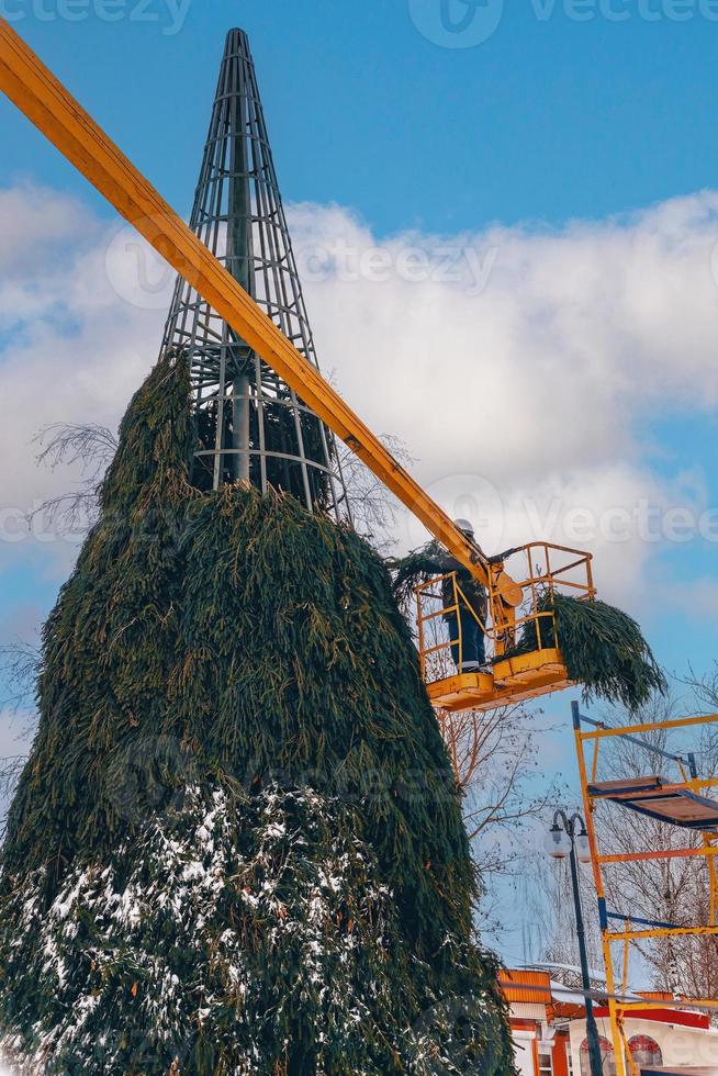 making a Christmas tree on a metal frame photo