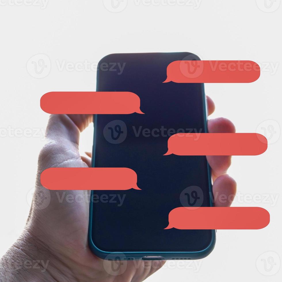 mano sosteniendo un teléfono inteligente con símbolo de chat, enviando mensajes de texto por teléfono, adicción al teléfono foto