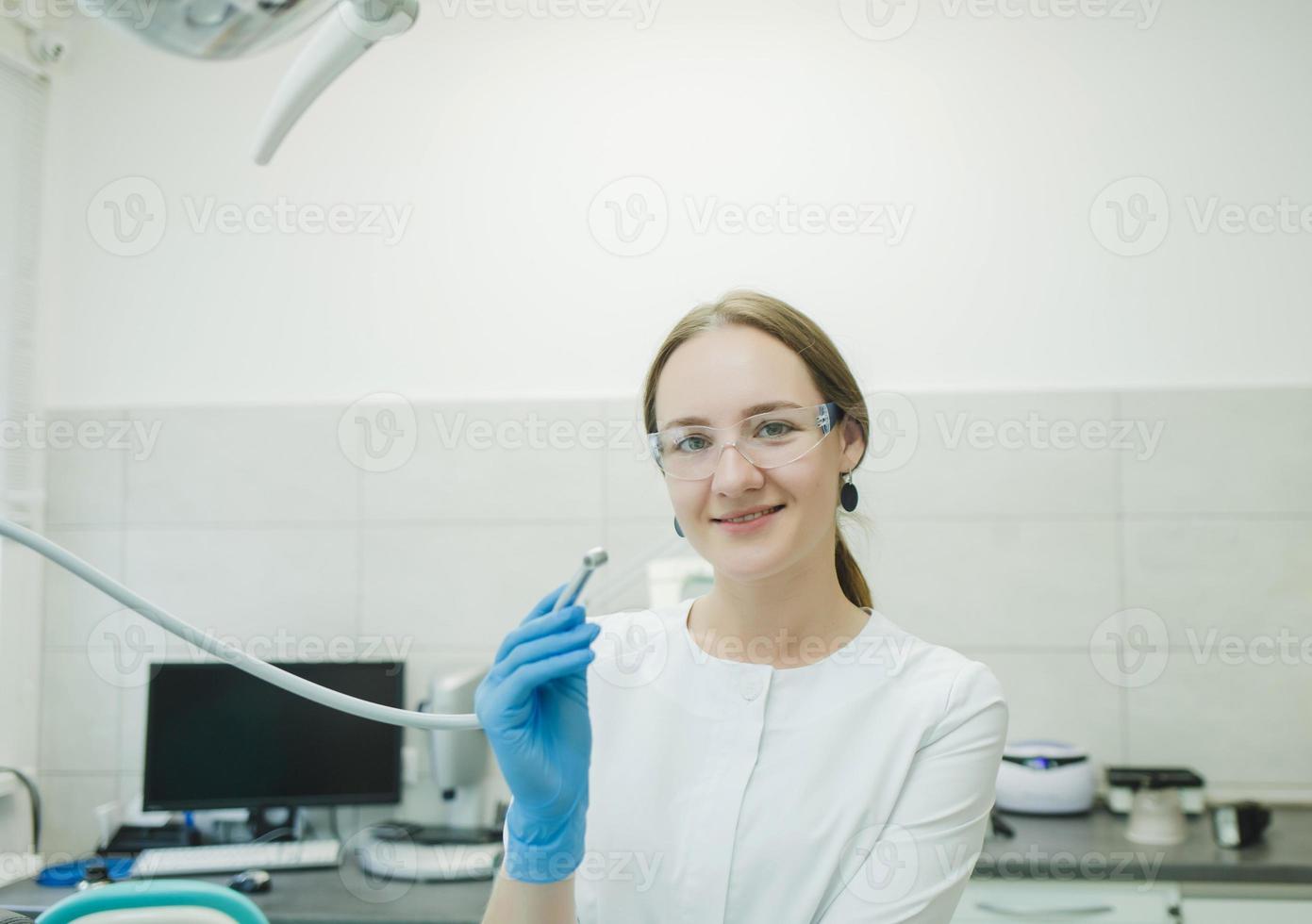 una mujer dentista con una bata blanca foto