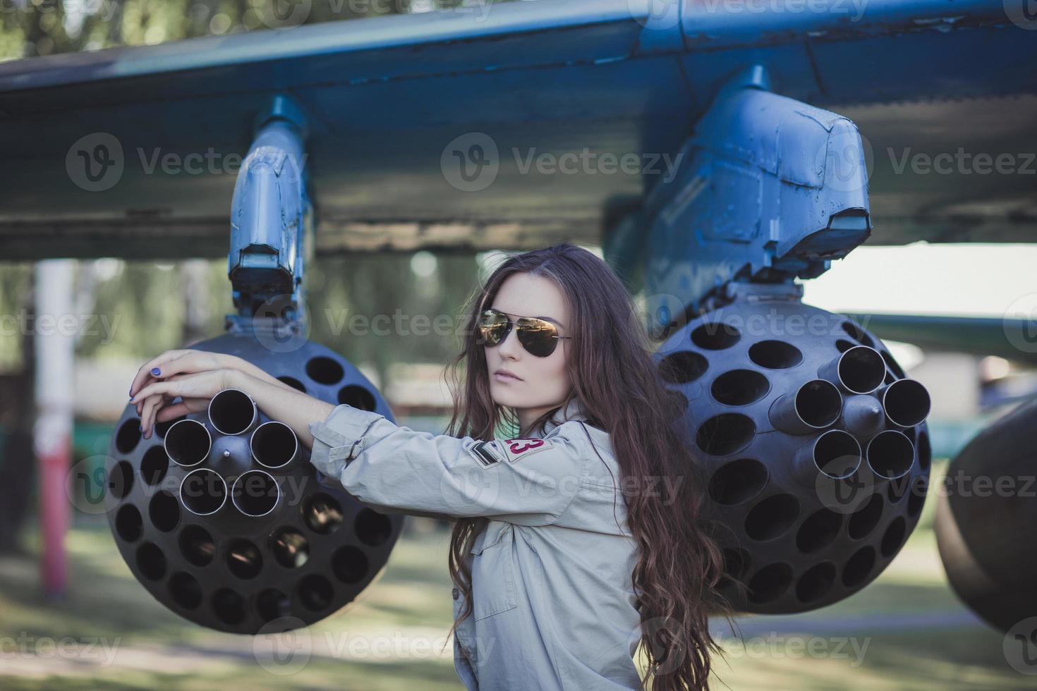 modelo de moda en uniforme militar foto