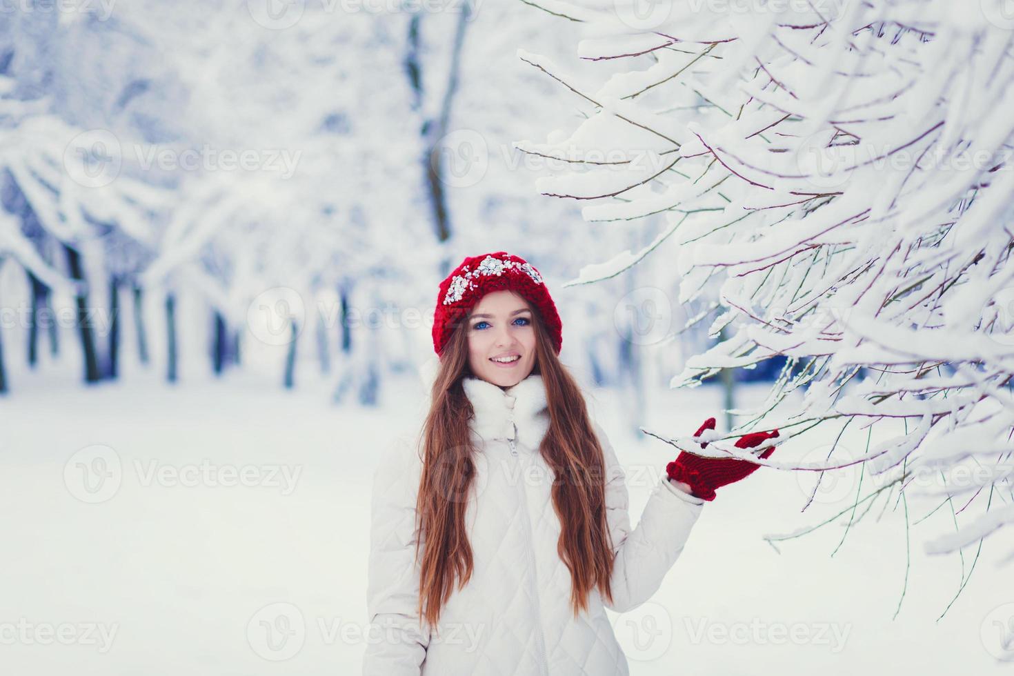 girl with blue eyes in a hat photo