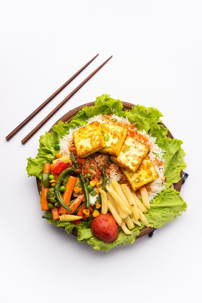 paneer sizzler es una versión india con requesón, ensalada servida chisporroteando en un plato de piedra caliente. foto