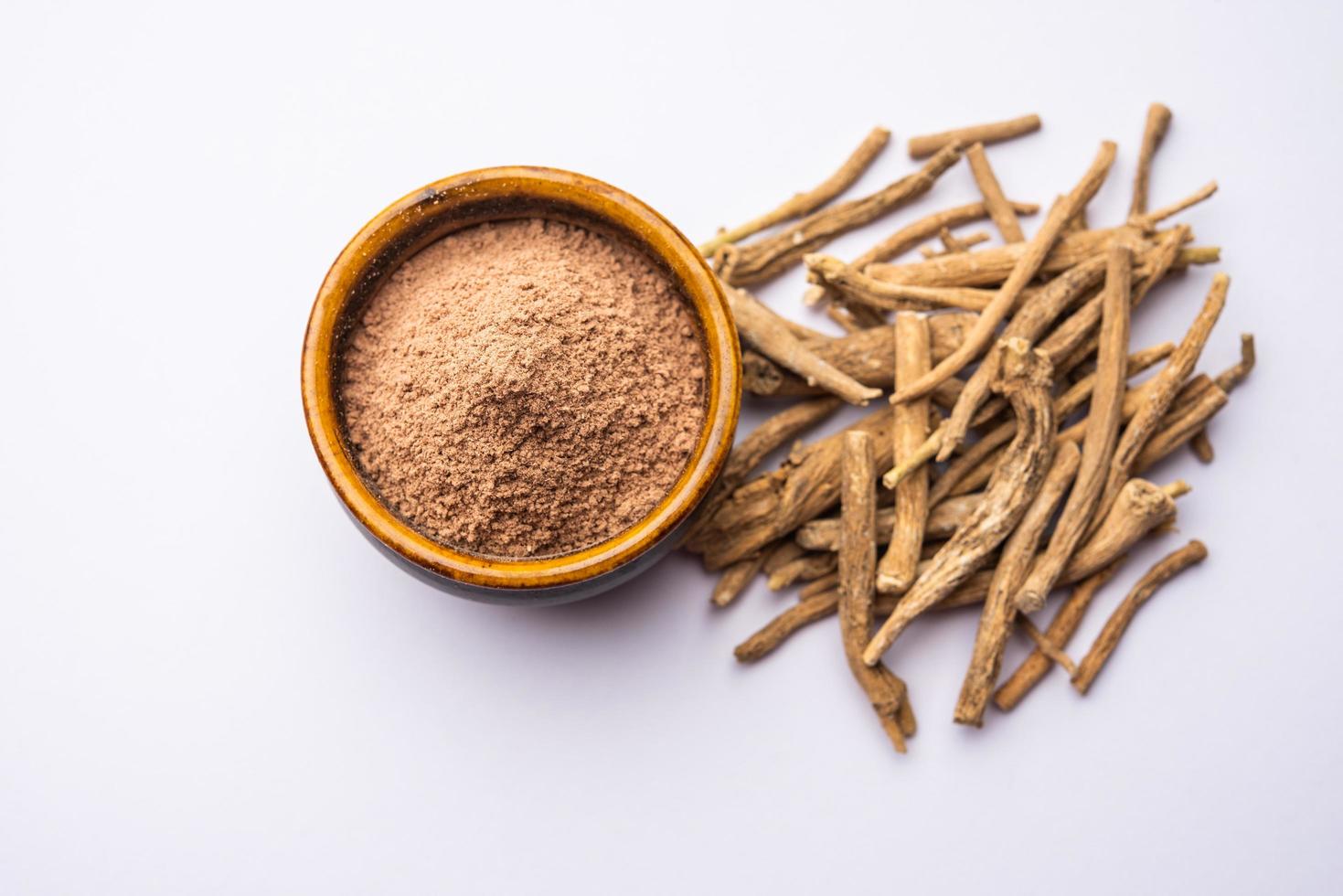 ashwagandha o aswaganda o ginseng indio es un medicamento ayurveda en forma de tallo y polvo foto