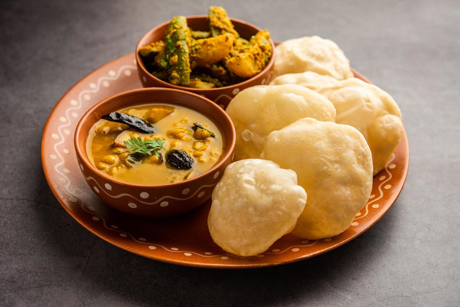 cholar dal y patol aloo sabzi servidos con luchi frito o poori, comida bengalí foto