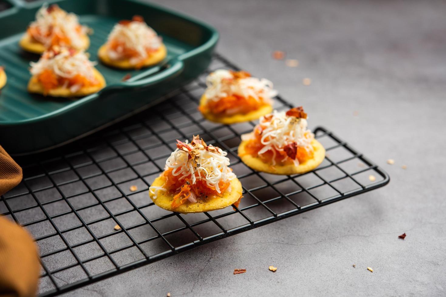 La pizza papdi son mini bocados de comida, el refrigerio de fiesta favorito de los niños indios foto