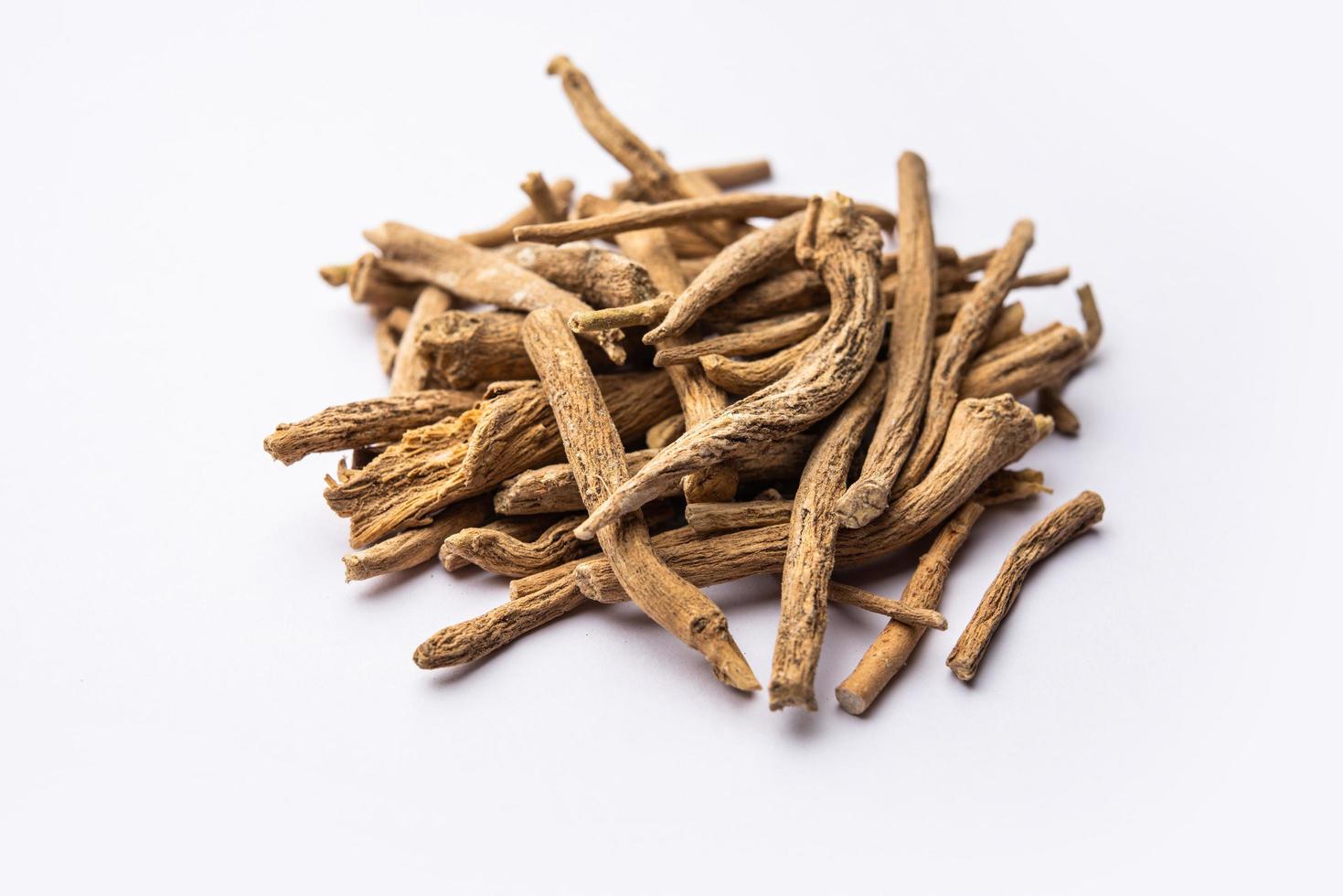 ashwagandha o aswaganda o ginseng indio es un medicamento ayurveda en forma de tallo y polvo foto