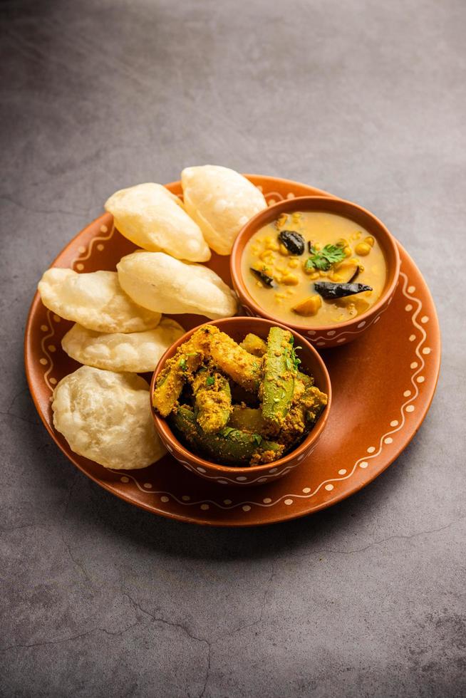 cholar dal y patol aloo sabzi servidos con luchi frito o poori, comida bengalí foto