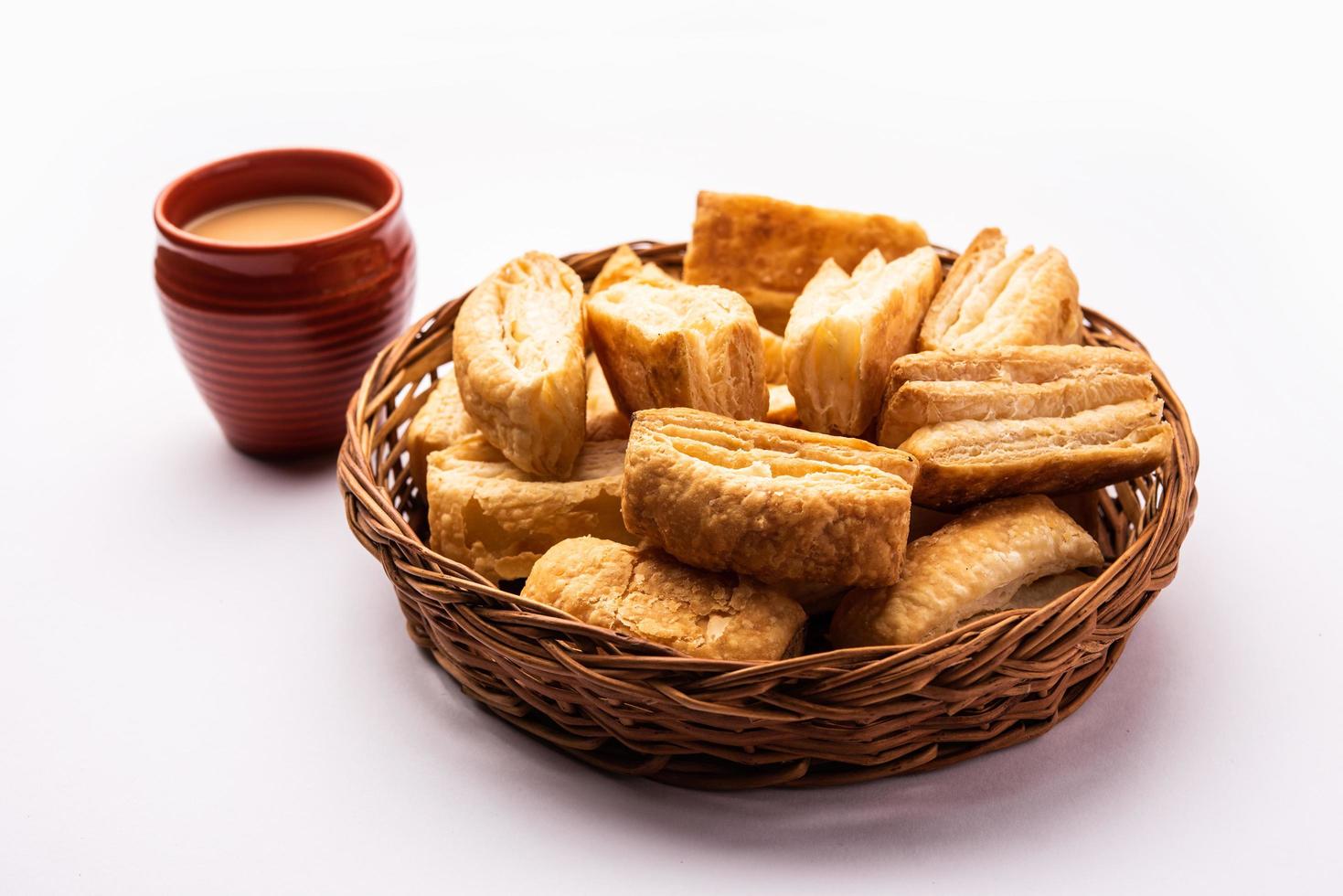La galleta de hojaldre khari o la pasta de hojaldre kharee es un acompañamiento perenne con chai, bocadillo indio foto