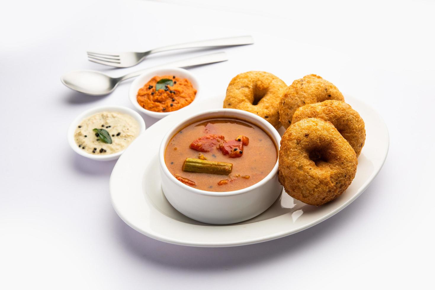 sambar vada o medu vadai con sambhar y chutney - merienda o desayuno popular del sur de la India foto