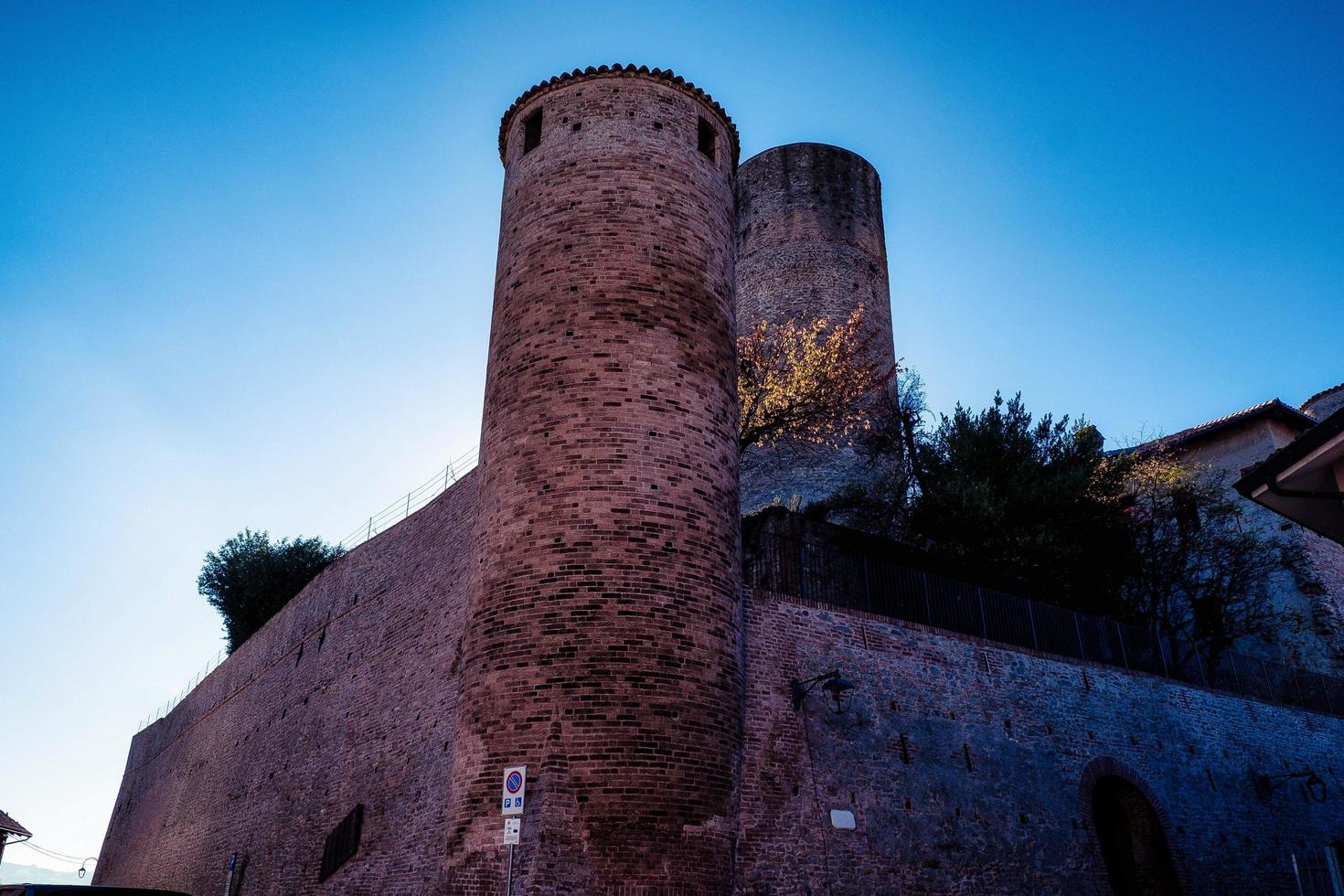 el castillo medieval de castiglione falletto, en el corazón de la langhe piamontés cerca de alba en la temporada de otoño foto