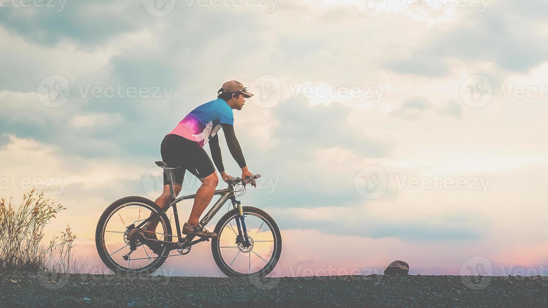 hombre montando una bicicleta de montaña en turismo foto