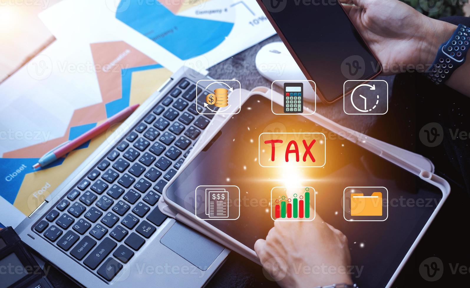 el concepto de impuestos pagados por personas físicas y jurídicas, como el IVA, el impuesto sobre la renta y el análisis de datos del impuesto sobre la propiedad, el papeleo, la investigación financiera. fondo para su negocio. foto