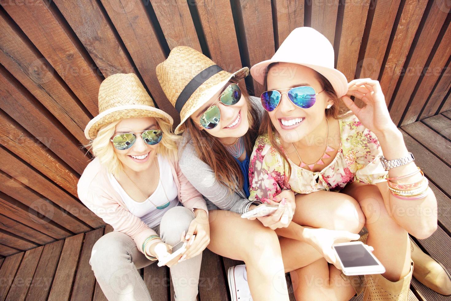 grupo de amigos que usan teléfonos inteligentes en la ciudad foto