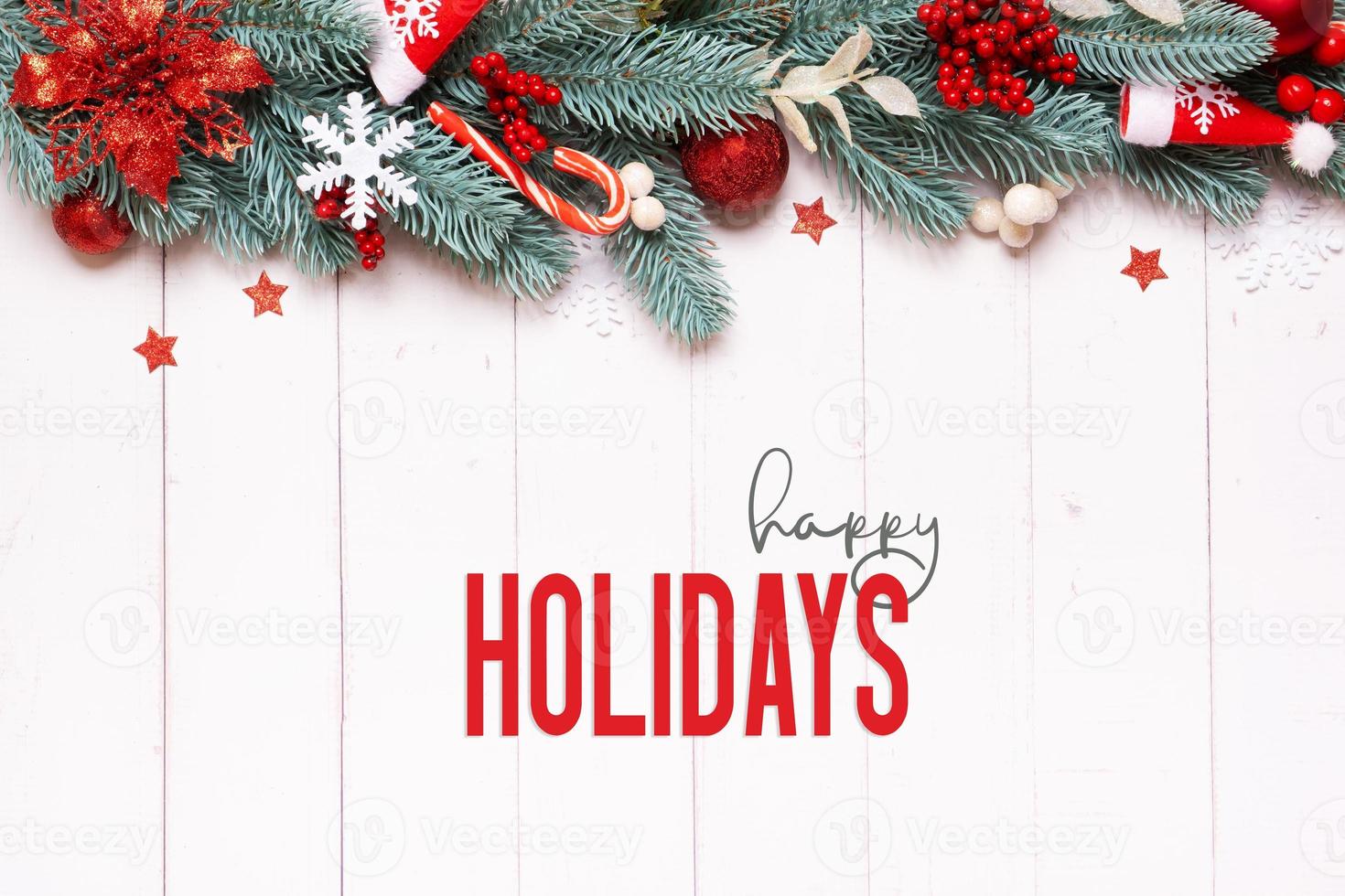 felices fiestas con composición de vacaciones de invierno hecha de pino, estrellas y decoraciones festivas vista superior. tarjeta de felicitación de año nuevo de navidad foto