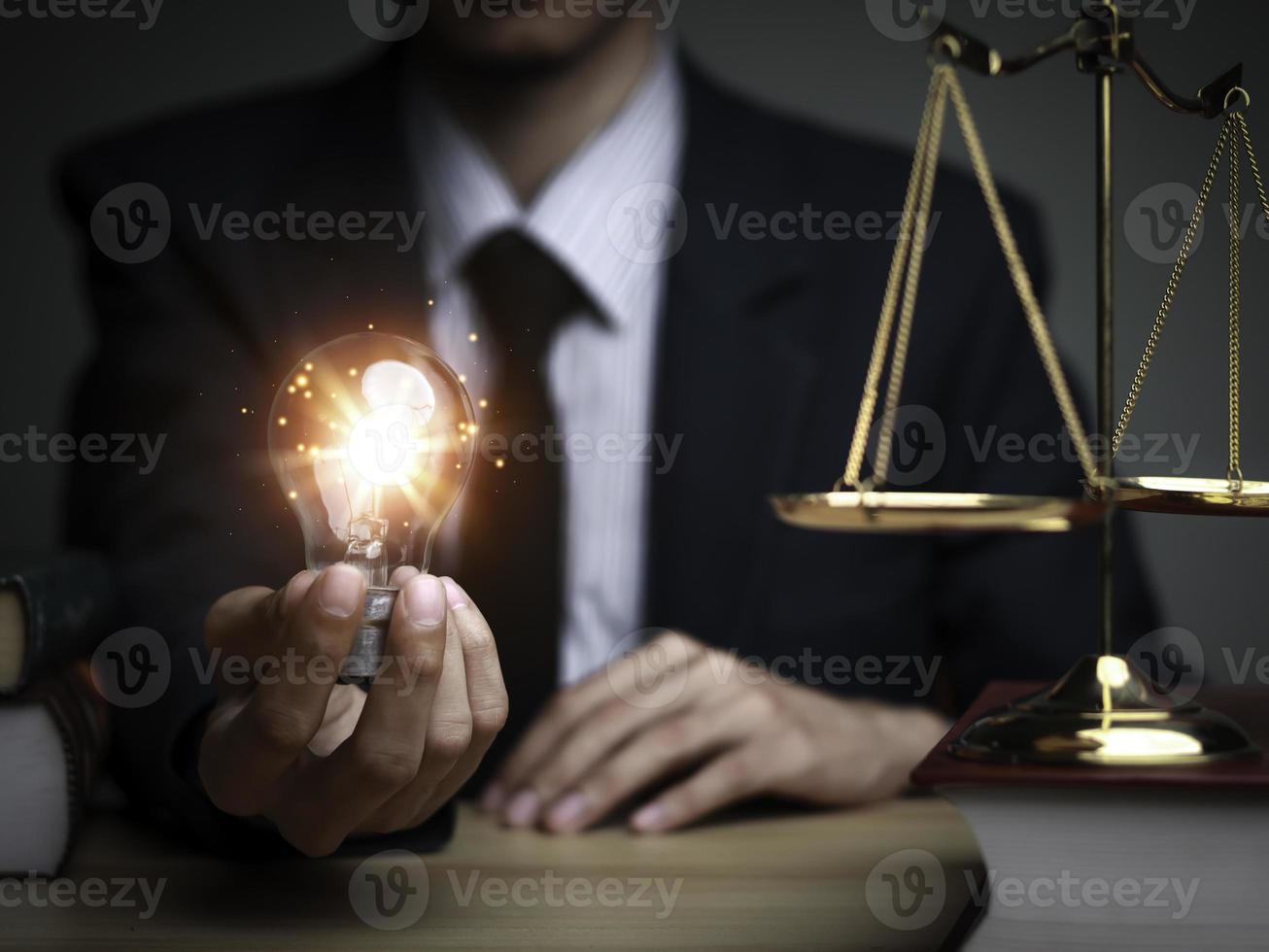 abogados de justicia con mazo de juez, empresario de traje o abogado que contrata abogados en el sistema digital. derecho jurídico, fiscalía, asesor jurídico, pleito, detective, investigación, asesor jurídico. foto