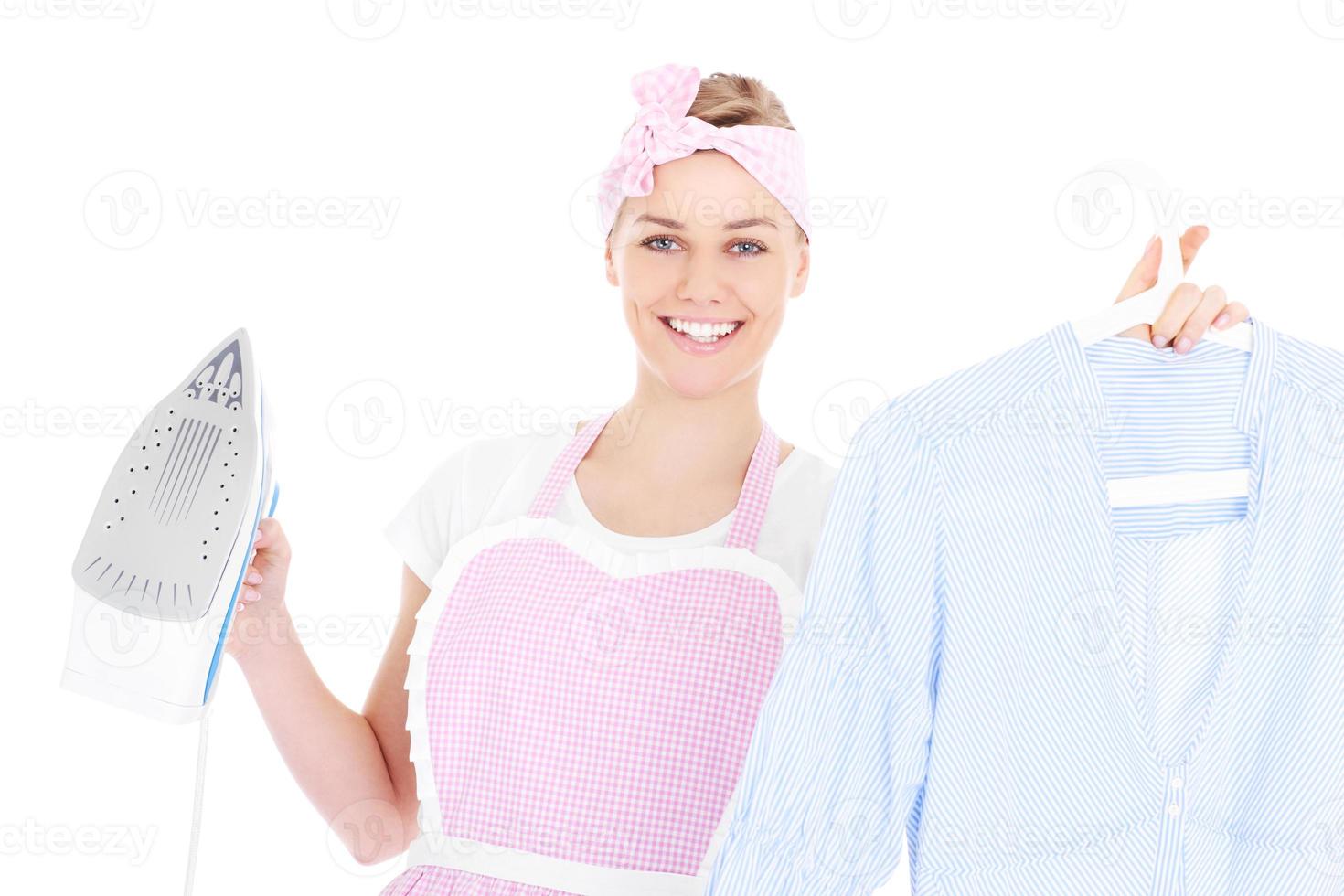 mujer planchando una camisa foto